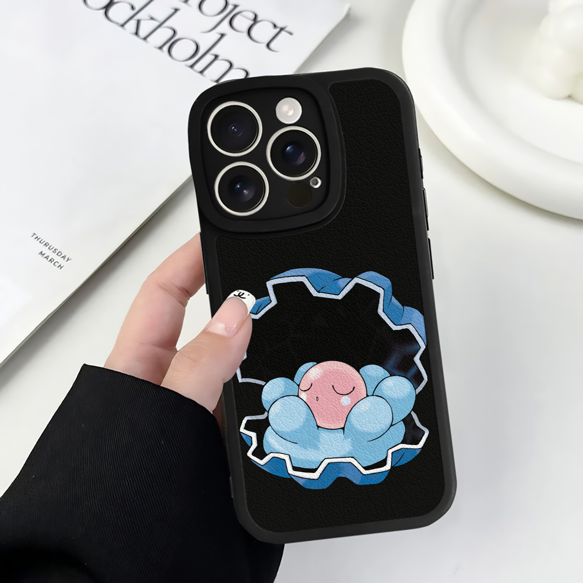 （画像用） ポケットモンスター Pokémon 【iPhone 16シリーズ対応】シリコンスマホケース（レザー調） 材質：シリコン